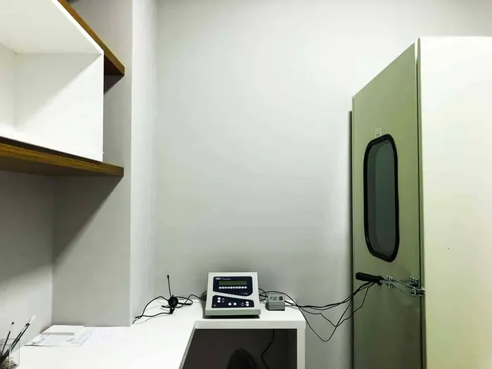 Sala de audiometria da Signa com audiômetro e cabine acústica