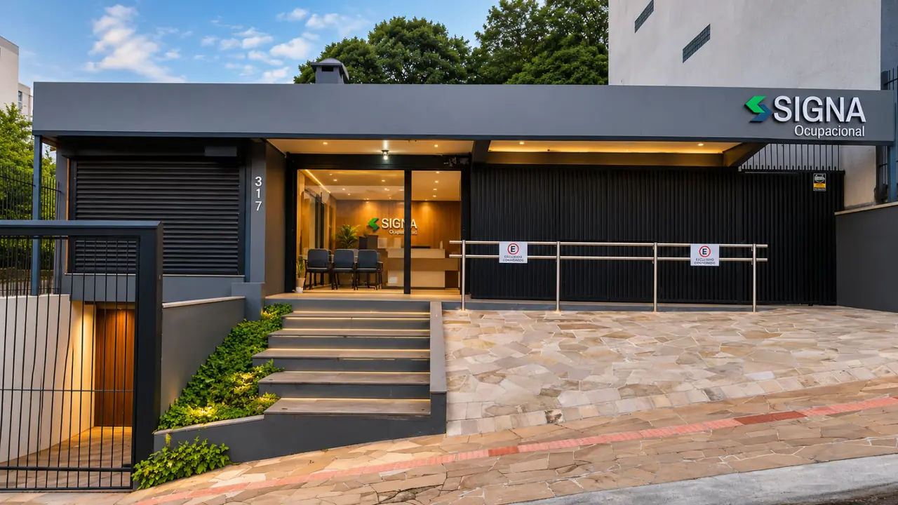 Fachada da clínica Signa Ocupacional na Rua Eduardo de Brito, 317, Centro de Passo Fundo, com rampa de acesso e recepção iluminada